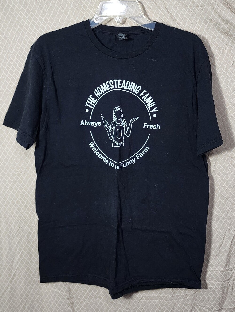 Gildan The Homesteading Family Welcome to the Funny FarmBlack Tshirt Women's L
